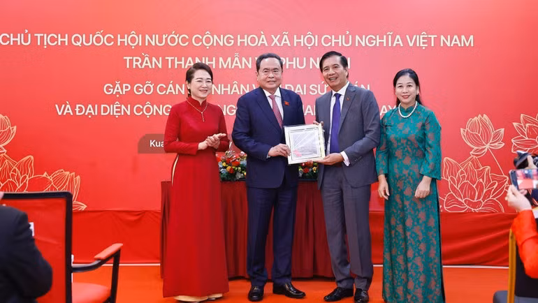 Chủ tịch Quốc hội Trần Thanh Mẫn và Phu nhân tặng quà Đại sứ Việt Nam tại Malaysia Đinh Ngọc Linh và Phu nhân. (Ảnh: Doãn Tấn/TTXVN)