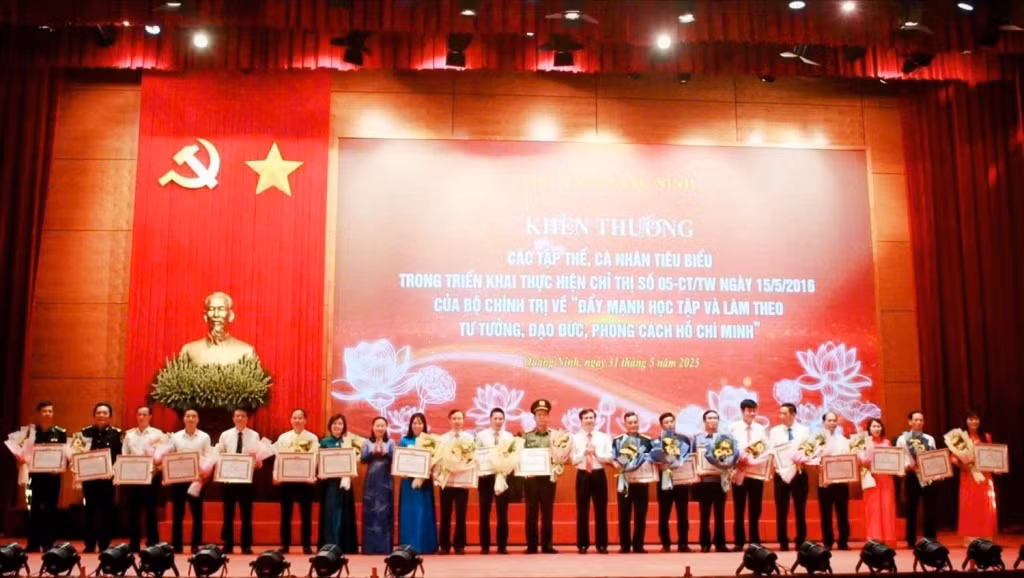 Cô giáo Nguyễn Thị Thanh Xuân (ngoài cùng, bên phải), đảng viên Chi bộ Văn - Anh nhận Bằng khen của Ban Thường vụ Tỉnh ủy vì đã có thành tích xuất sắc trong 10 năm thực hiện Chỉ thị số 05 về “Đẩy mạnh học tập và làm theo tư tưởng, đạo đức, phong cách Hồ Chí Minh”.