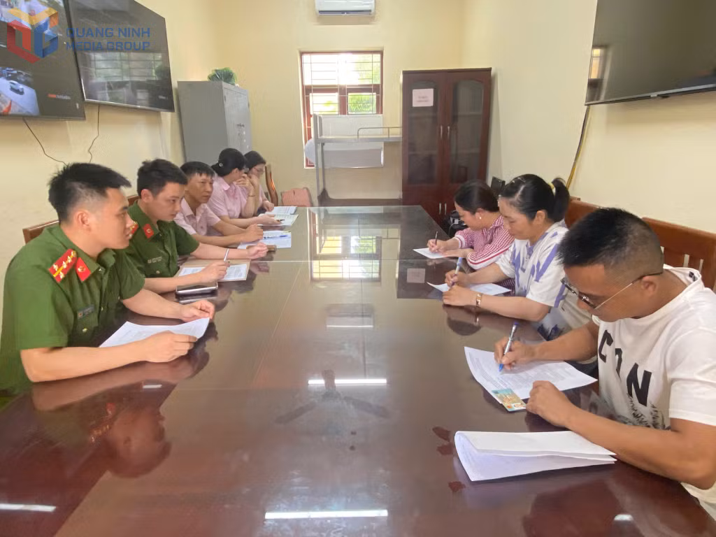 Cán bộ Ngân hàng Chính sách xã hội chi nhánh Quảng Ninh và Phòng Cảnh sát Thi hành án hình sự và hỗ trợ tư pháp trao đổi với người dân có nhu cầu vay vốn.