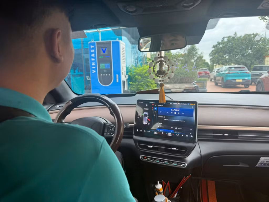 Tranh thủ thời gian chờ khách, tài xế taxi chăm chú nghe radio tường thuật Đại hội Đảng bộ tỉnh Quảng Ninh lần thứ XVI.