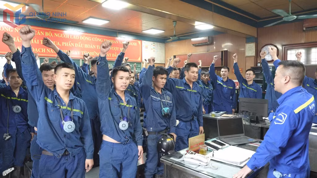 Công nhân Phân xưởng Khai thác 11 (Công ty CP Than Vàng Danh) nêu cao khẩu hiệu quyết tâm hoàn thành nhiệm vụ.