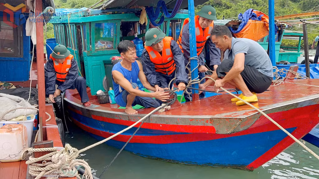 CBCS Hải đoàn Biên phòng 38 giúp ngư dân phường Liên Hòa chằng buộc tàu thuyền tránh trú bão số 9.