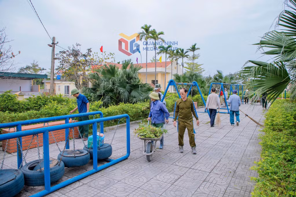 Khu vui chơi tập thể dục ngoài trời khu Bến Triều được xây dựng bằng nguồn kinh phí xã hội hóa.