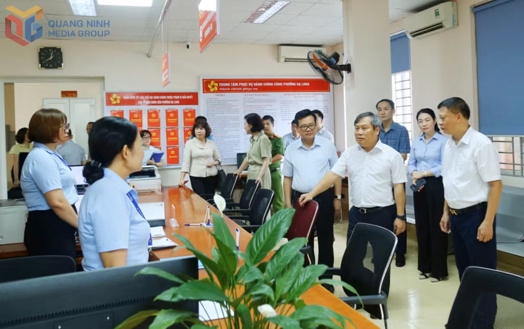 Đồng chí Vũ Đại Thắng, Ủy viên Trung ương Đảng, Bí thư Tỉnh ủy, Trưởng Đoàn ĐBQH tỉnh cùng đoàn công tác kiểm tra tại Trung tâm Phục vụ hành chính công phường Hạ Long.