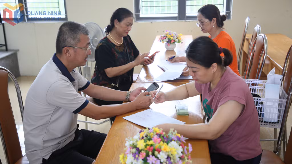 Trong dịp vui được nhận quà Tết Độc lập, nhiều người đã quyết định làm việc thiện, góp phần nhân niềm vui chung lên gấp nhiều lần. Anh Nguyễn Huy Hiệu, Chi ủy viên, Tổ trưởng tổ Đảng khu Hùng Thắng 4A, phường Bãi Cháy cho biết: Ngay sau khi nhận được quà, tôi đã ủng hộ lại phần quà của gia đình mình cho Quỹ Khuyến học của khu phố. Tôi tin rằng việc chia sẻ phần quà ý nghĩa đó sẽ giúp nhân niềm vui lên gấp nhiều lần...