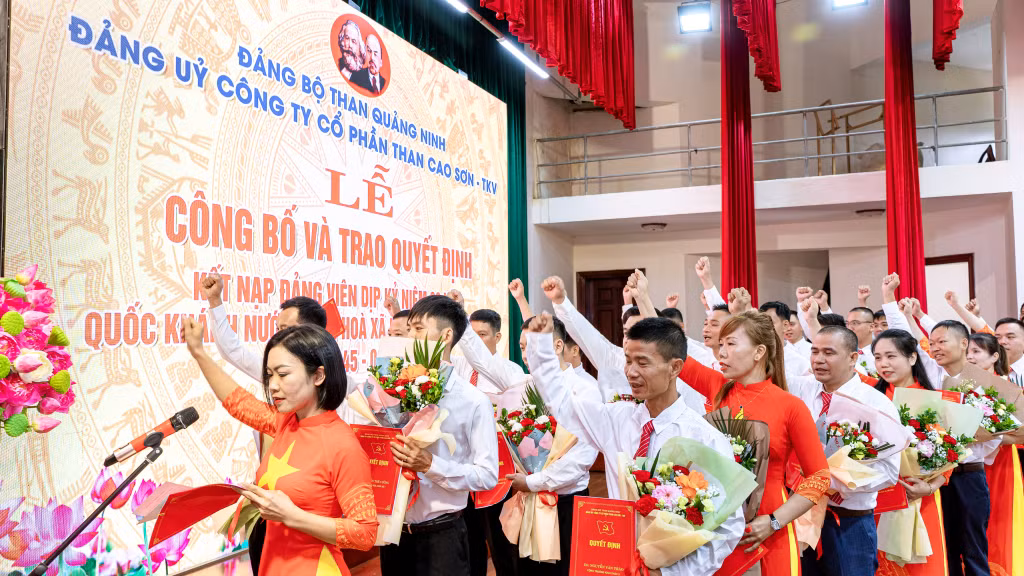 Đảng viên kết nạp dịp 80 năm Cách mạng Tháng Tám và Quốc khánh 2/9 tuyên thệ.