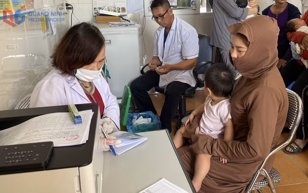 Tiêm phòng vắc xin cho trẻ em xã Hải Hòa. Ảnh: Diên Khánh