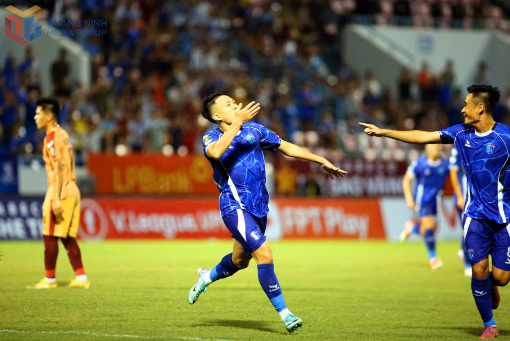 Các cầu thủ Quảng Ninh FC ăn mừng sau khi nâng tỷ số lên 2-0.