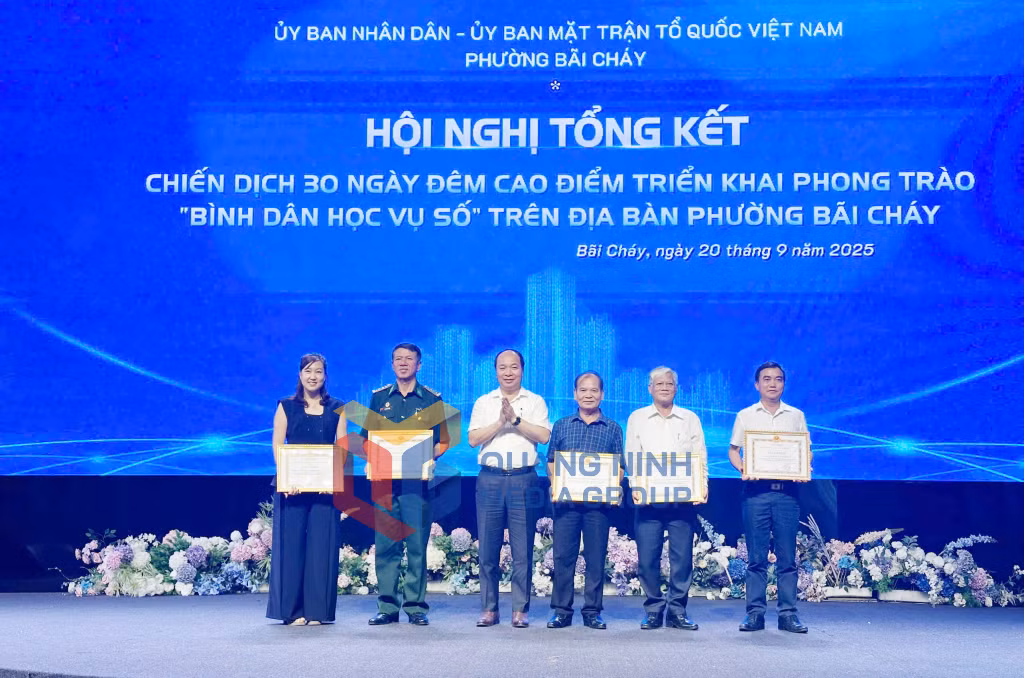 Lãnh đạo phường Bãi Cháy tặng giấy khen cho các tập thể có thành tích xuất sắc (9-2025). Ảnh: Cao Quỳnh