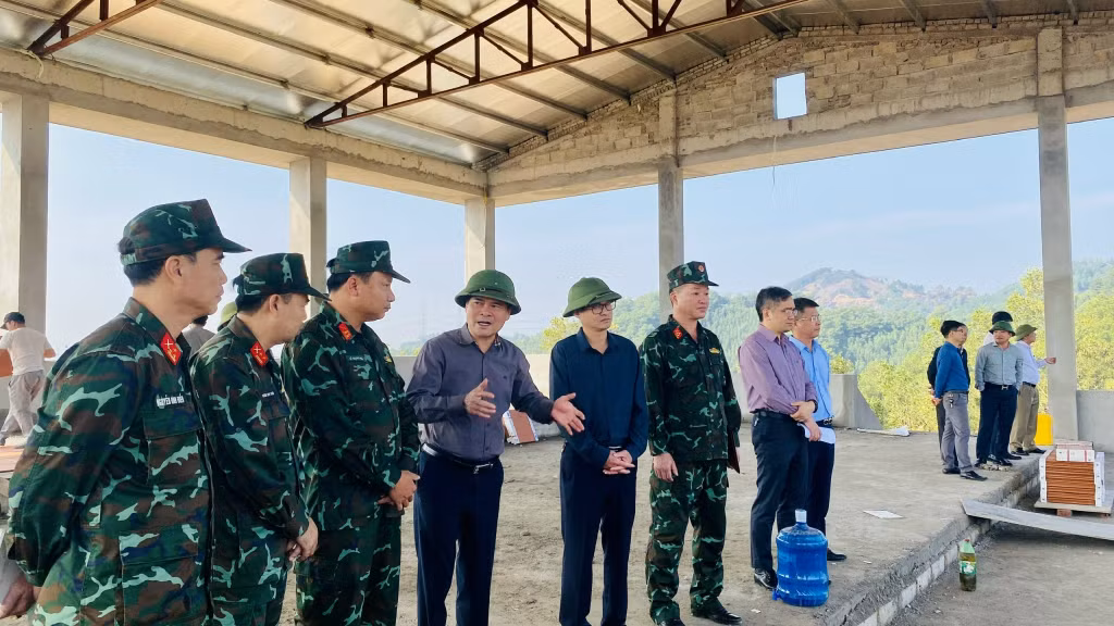 Đồng chí Bùi Văn Khắng, Phó Chủ tịch UBND tỉnh, kiểm tra công tác chuẩn bị diễn tập khu vực phòng thủ tỉnh tại Thao trường 493 (TX Đông Triều).