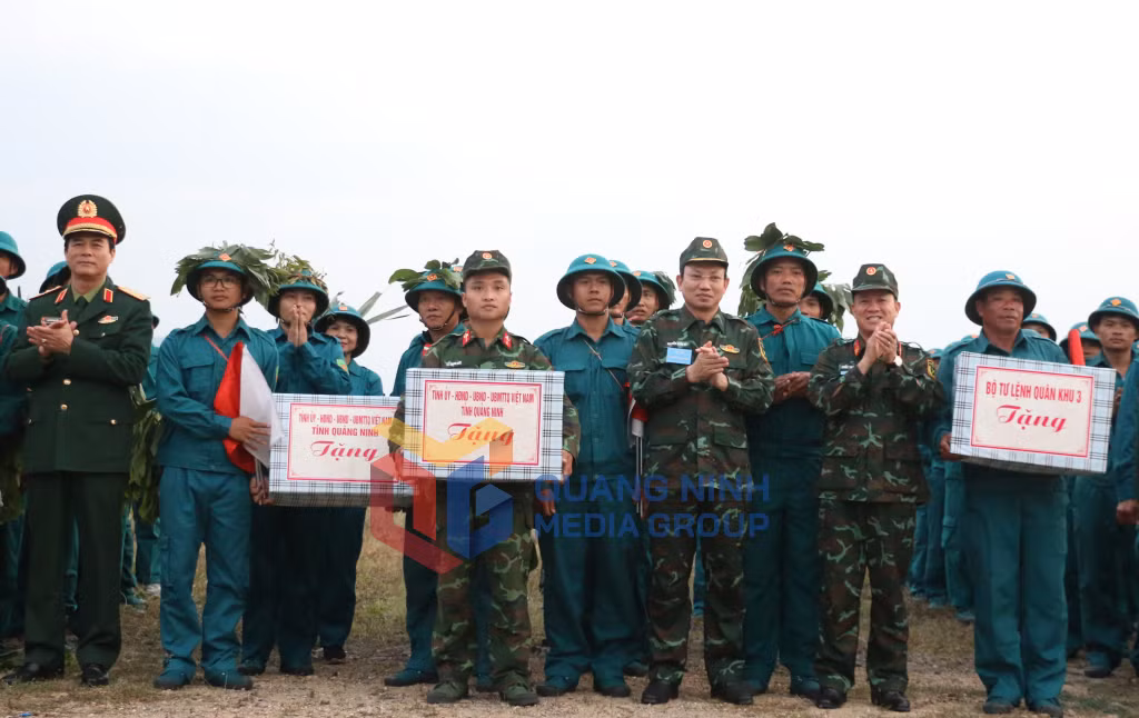 Các đồng chí đại biểu đã tặng quà động viên cho cán bộ, chiến sĩ đã hoàn thành xuất sắc nhiệm vụ cuộc diễn tập thực binh phòng không... Ảnh: Phạm Tăng