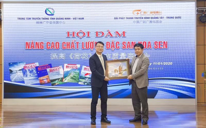 Nhà báo Mai Vũ Tuấn, Giám đốc Trung tâm Truyền thông tỉnh Quảng Ninh (Việt Nam) tặng quà lưu niệm cho đoàn công tác Đài PTTH Quảng Tây (Trung Quốc) trong chương trình Hội đàm nâng cao chất lượng đặc san Hoa sen và giao lưu với độc giả, tháng 1/2020.