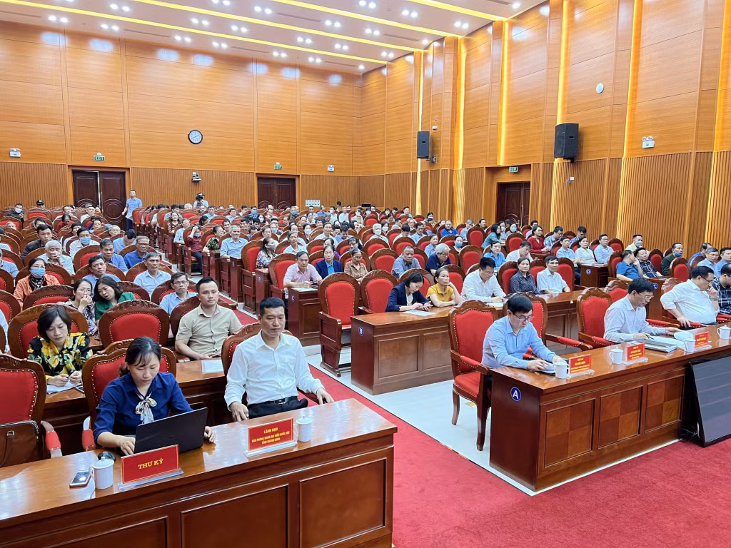 Quang cảnh buổi tiếp xúc cử tri TP Hạ Long.
