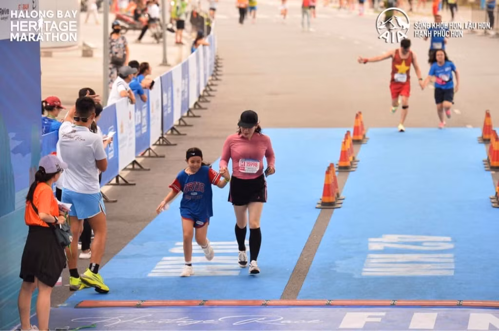 Giải chạy Marathon Quốc tế Di sản Hạ Long 2022 được tổ chức tại Quảng Ninh thu hút đông đảo người dân tham gia.
