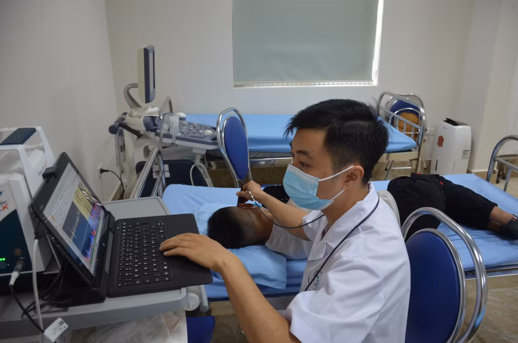 Siêu âm Doppler mạch máu não cho người bệnh tại Bệnh viện Bảo vệ SKTT Quảng Ninh.