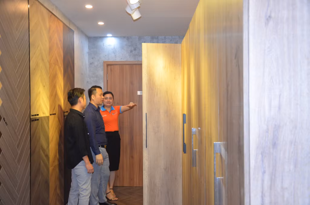 Các đại biểu tìm hiểu sản phẩm gỗ An Cường.