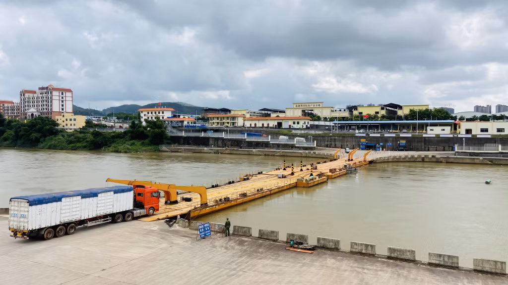 Thông quan hàng hóa qua Lối mở cầu phao tạm Km3+4 Hải Yên (TP Móng Cái).