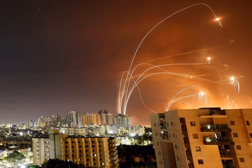 Hệ thống Vòm Sắt của Israel đánh chặn tên lửa phóng từ Gaza ngày 12/5. Ảnh: Reuters.