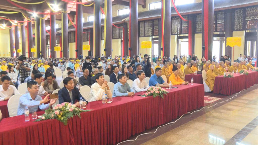 Các đại biểu, phật tử, người dân đã cùng nhau ôn lại cuộc đời, sự nghiệp, công đức của Đức Vua Phật hoàng Trần Nhân 