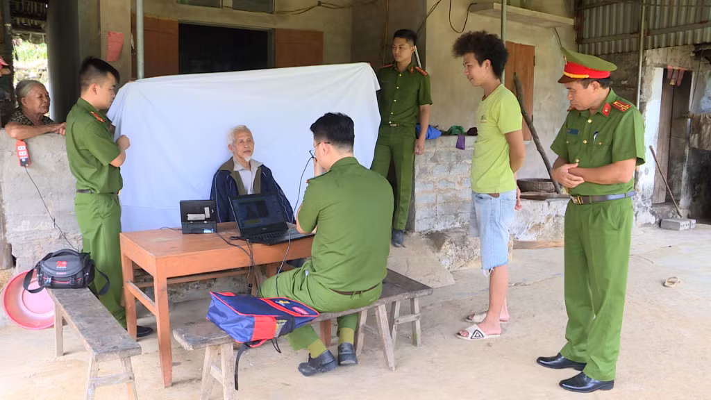 Đội cấp CCCD lưu động (Công an huyện Tiên Yên) đến tận nhà người cao tuổi ở các bản vùng sâu, vùng xa để thực hiện thủ tục cấp CCCD gắn chíp.