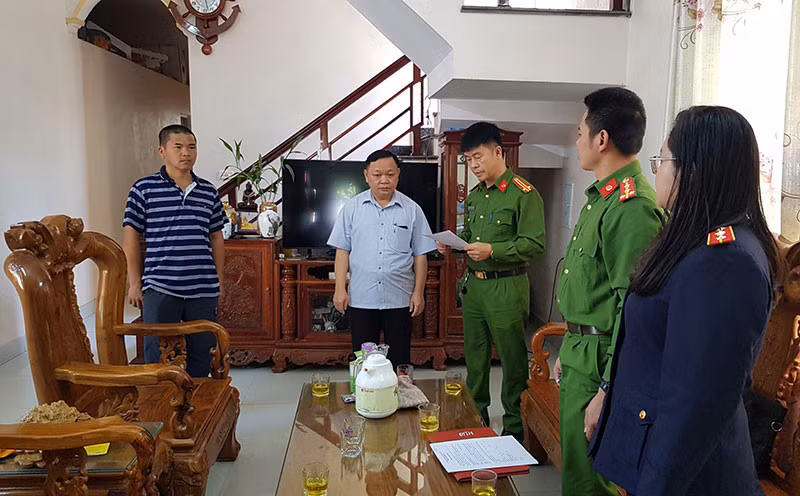 Cơ quan điều tra đọc lệnh khám xét nơi ở của Nông Văn Chè - Giám đốc Trung tâm Y tế huyện Chi Lăng.