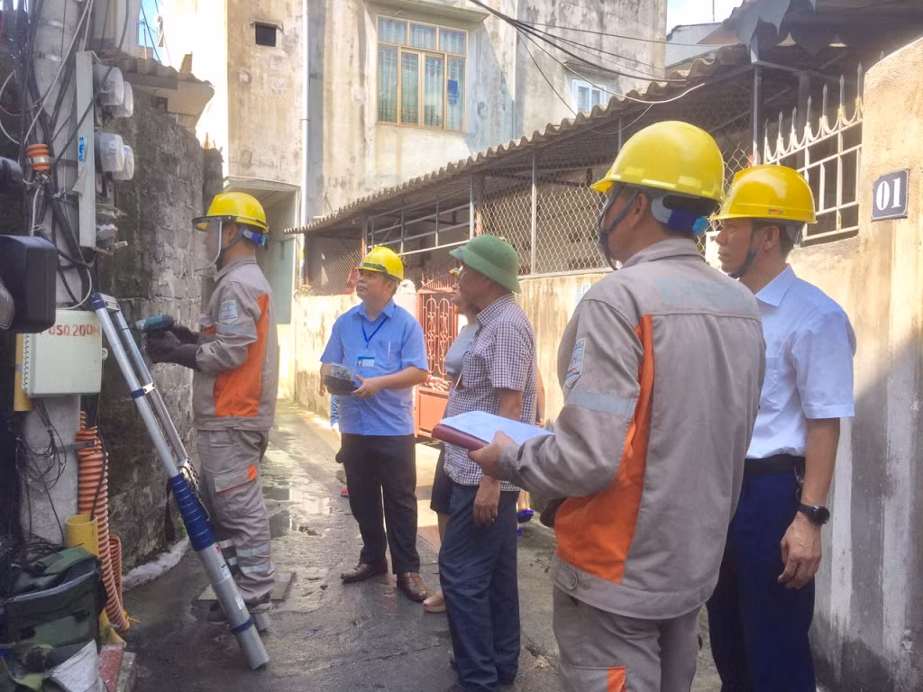 Lãnh đạo, cán bộ Chi cục TCĐLCL kiểm tra công tác đo lường của ngành Điện.