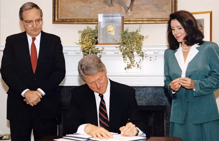 Trong bức ảnh chụp năm 1993, bà Pelosi khi đó là nghị sĩ đang theo dõi Tổng thống Bill Clinton ký sắc lệnh hành pháp. Ảnh: Getty Images