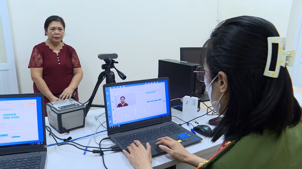 Người dân đến Công an phường Yết Kiêu (TP Hạ Long) làm CCCD gắn chíp và tài khoản định danh điện tử.