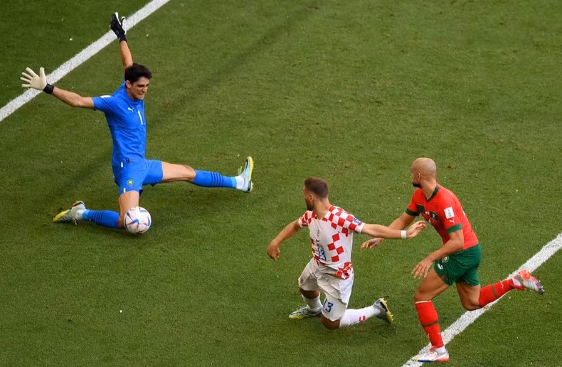 Tình huống thủ thành Yassine Bounou của Maroc phản xạ tuyệt vời để cản phá cú sút của Nikola Vlasic bên phía Croatia. (Ảnh: FIFA)
