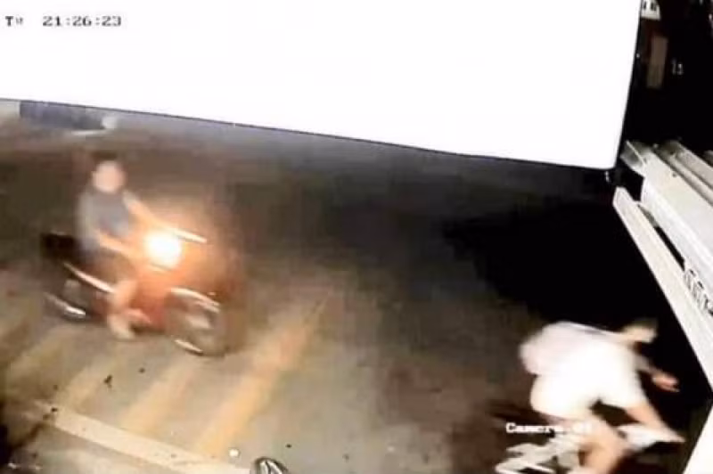 Hình ảnh đối tượng đi xe máy bám theo nữ sinh lớp 9 được camera ghi lại hôm 2/11.