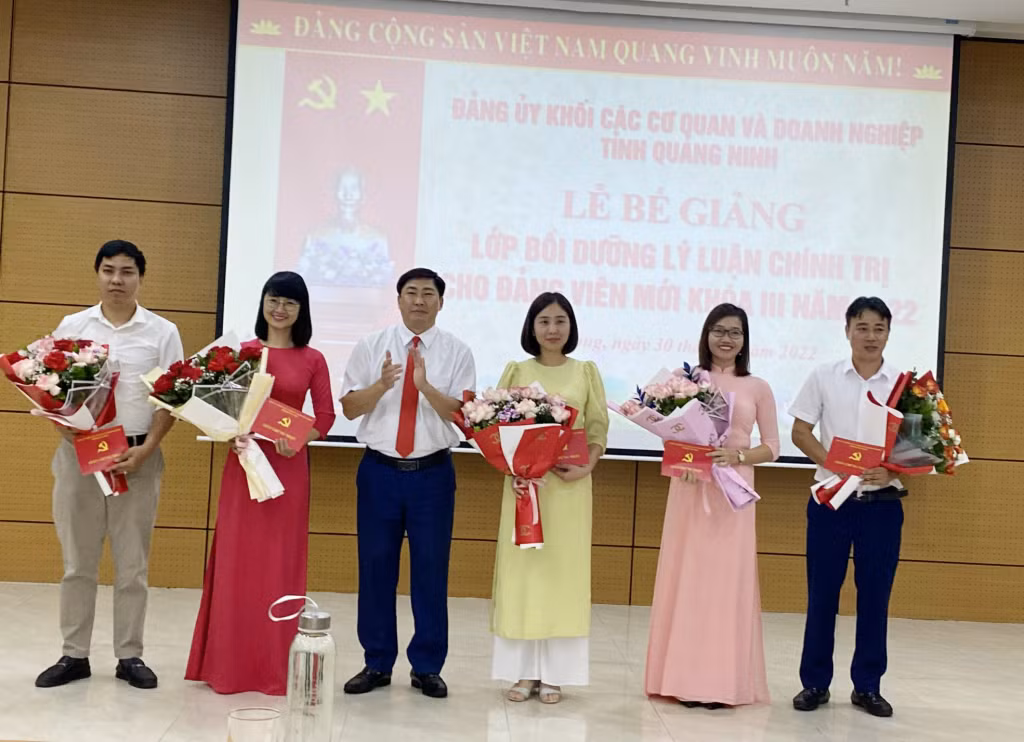 Đảng ủy Khối tổ chức lễ bế giảng lớp bồi dưỡng lý luận chính trị cho đảng viên mới khóa III năm 2022.