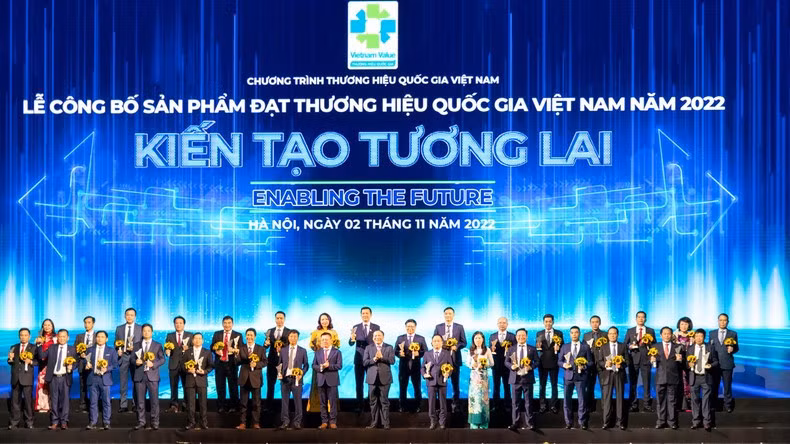 Đồng chí Lê Quốc Minh, Ủy viên Trung ương Đảng, Tổng Biên tập Báo Nhân Dân, Phó Trưởng Ban Tuyên giáo Trung ương, Chủ tịch Hội Nhà báo Việt Nam và đồng chí Nguyễn Văn Hùng, Ủy viên Trung ương Đảng, Bộ trưởng Văn hóa, Thể thao và Du lịch trao biểu trưng cho các doanh nghiệp đạt Thương hiệu quốc gia năm 2022.