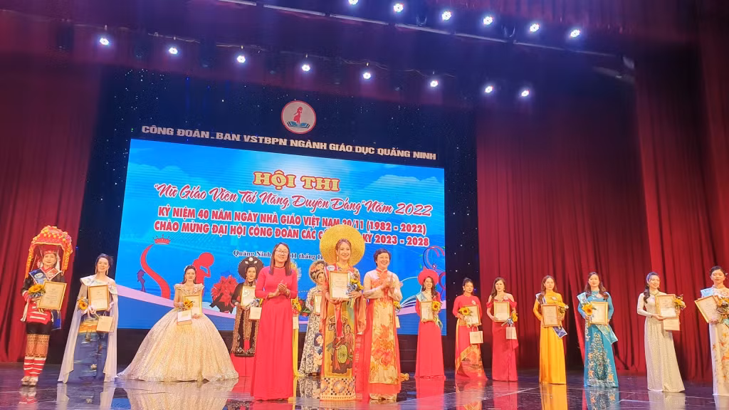 Ban tổ chức trao giải nhất cho thí sinh Phạm Thị Phương Thảo - Giáo viên Trường Mầm non Hạ Long