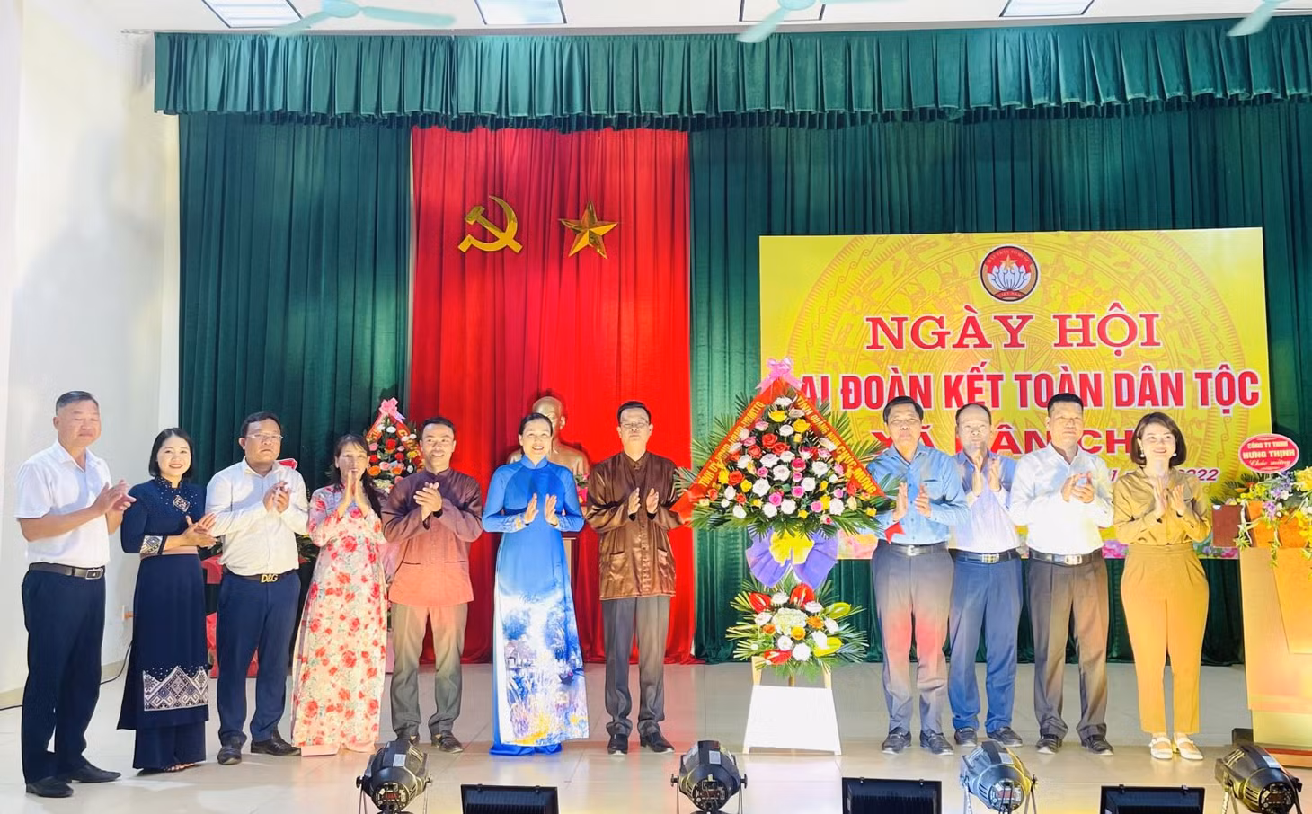 Đồng chí Vũ Văn Diện, Ủy viên BTV Tỉnh ủy, Bí thư Thành ủy, Chủ tịch HĐND thành phố tặng hoa chúc mừng Ngày hội Đại đoàn kết.