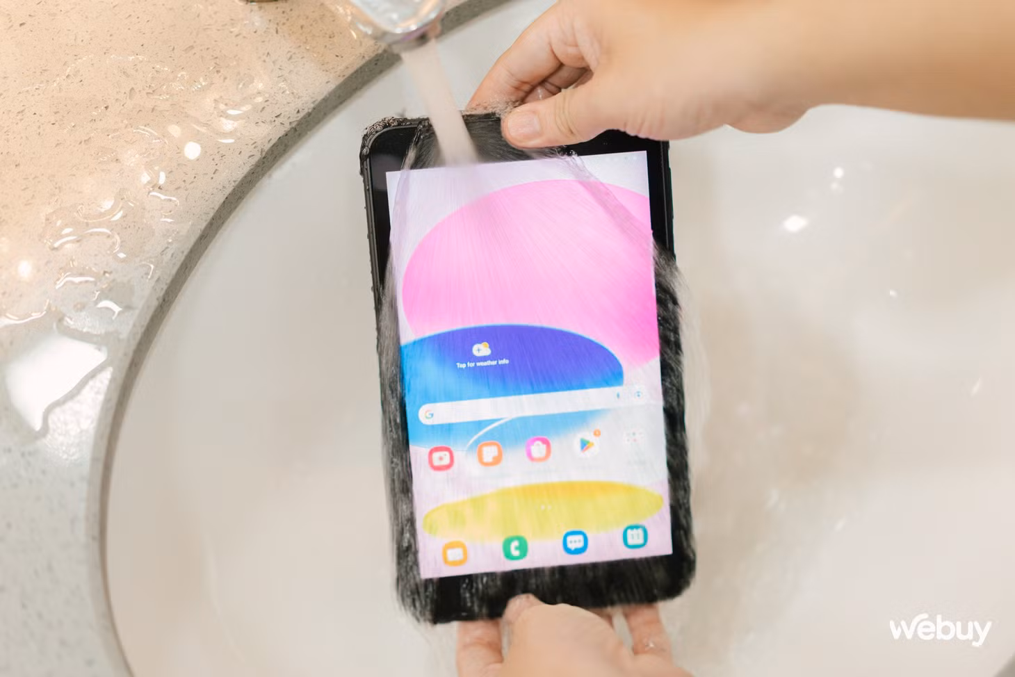 Galaxy Tab Active3 còn có khả năng kháng nước theo chuẩn IP68 (1.5m trong khoảng thời gian 30 phút). Đây là tính năng mà gần như không một tablet nào khác có được, kể cả những mẫu máy đắt tiền gấp nhiều lần.