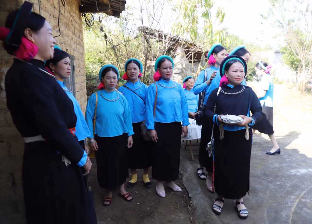 những chiếc bánh được gói lại giao lại cho nhà trai tượng trưng cho việc cầu cho cô dâu, chú rể, khỏe mạnh,, gắn kết bền chặt, trâu bò phát triển.... cuộc sống sung túc
