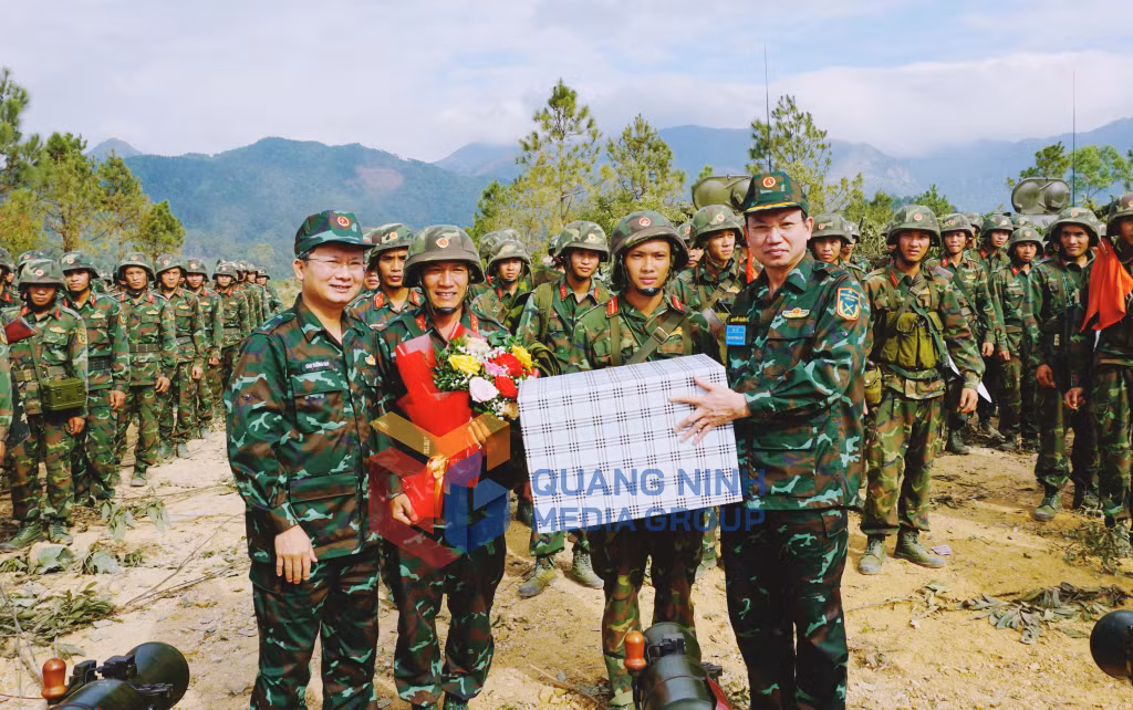 Đồng chí Nguyễn Xuân Ký, Ủy viên BCH Trung ương Đảng, Bí thư Tỉnh uỷ, Chủ tịch HĐND tỉnh, Trưởng BCĐ diễn tập KVPT tỉnh, tặng quà động viên, khích lệ các lực lượng tham gia diễn tập (11-2022). Ảnh: Minh Đức
