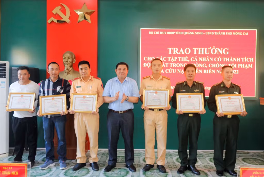 Lãnh đạo TP Móng Cái trao quyết định khen thưởng cho các cá nhân có thành tích.