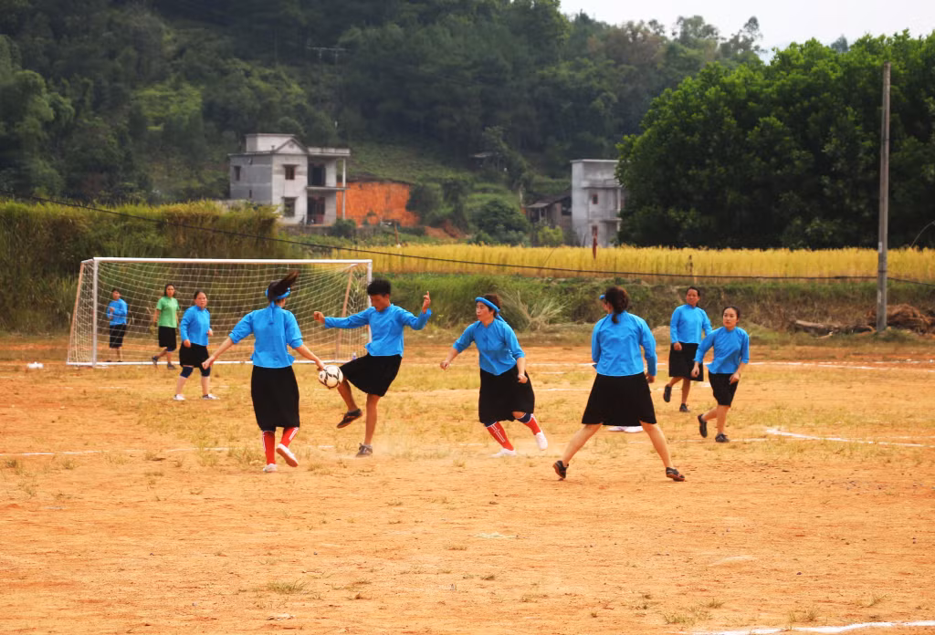 và tham gia giải với tinh thần đoàn kết, vui tươi.
