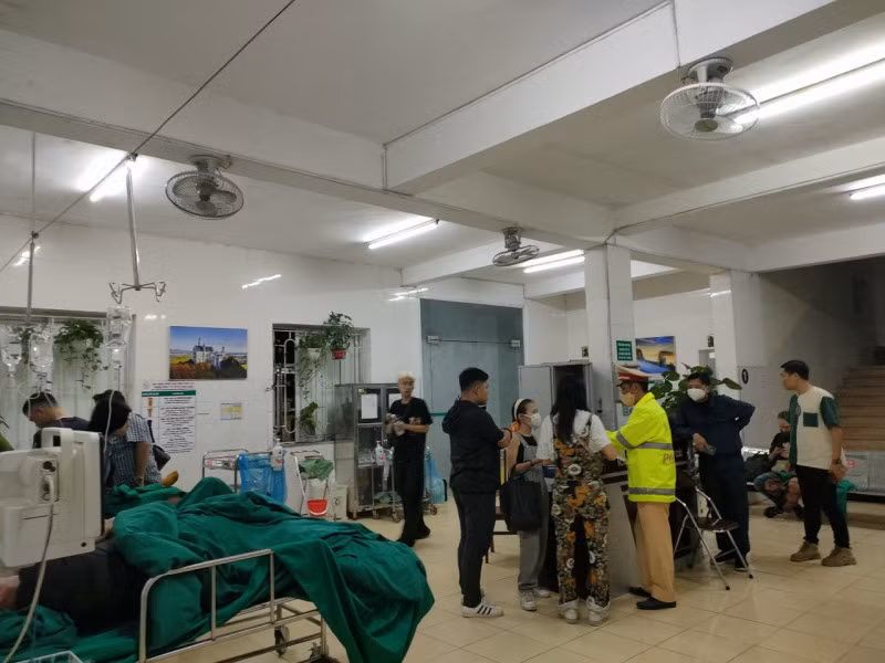Cảnh sát giao thông Công an huyện Mai Châu lấy thông tin các nạn nhân cấp cứu tại bệnh viện.