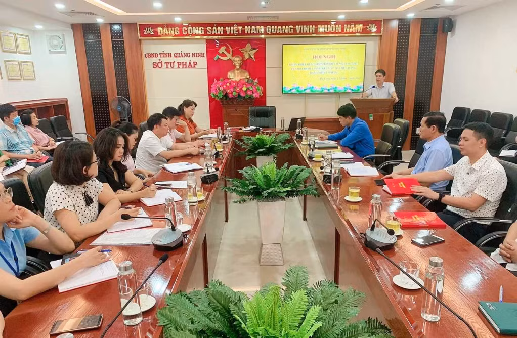 Đảng ủy Sở Tư pháp tổ chức hội nghị quán triệt Quy định số 69-QĐ/TW ngày 6/7/2022 của Bộ Chính trị về kỷ luật tổ chức đảng, đảng viên vi phạm đến cán bộ, đảng viên. (Ảnh: Đơn vị cung cấp)