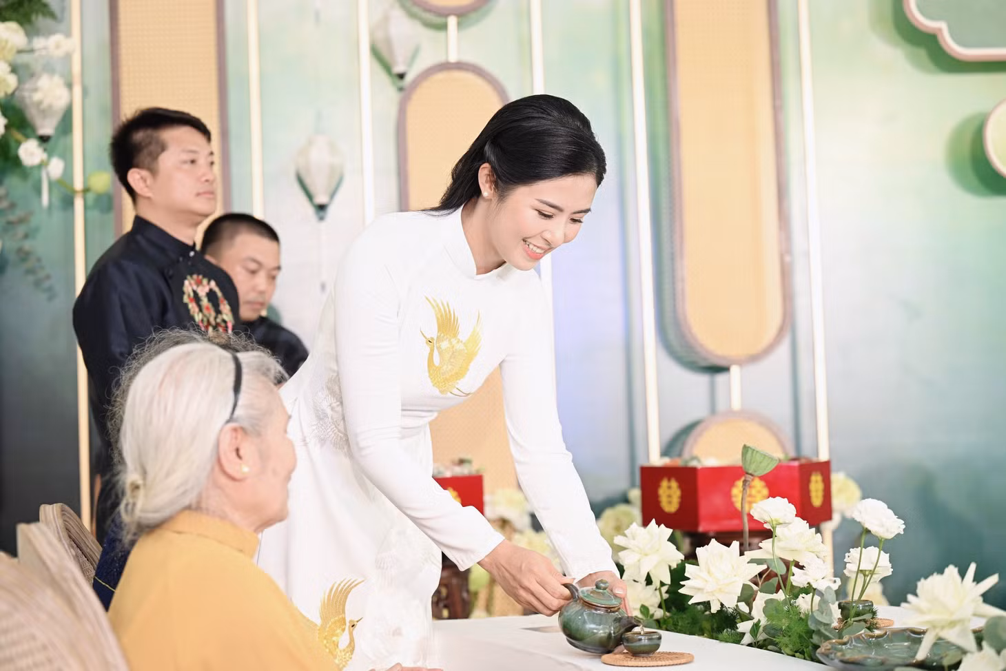 Ngọc Hân chọn lối trang điểm, làm tóc nhẹ nhàng làm nổi bật nét đẹp truyền thống của phụ nữ Việt Nam.