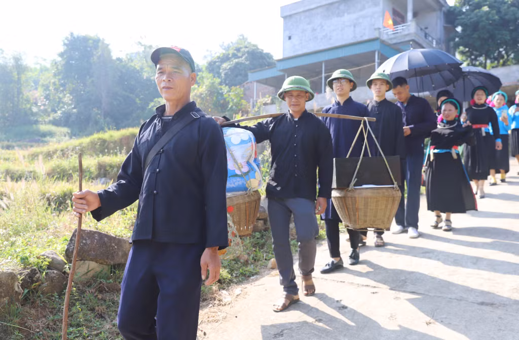 Khi cô dâu bước về nhà chồng sẽ được thầy cúng hoặc người có uy tín trong gia đình nhà trai dẫn đoàn đón dâu vừa đi vừa thực hiện một số nghi thức rải tiền khi qua mỗi cây cầu, con suối để xin qua đường.