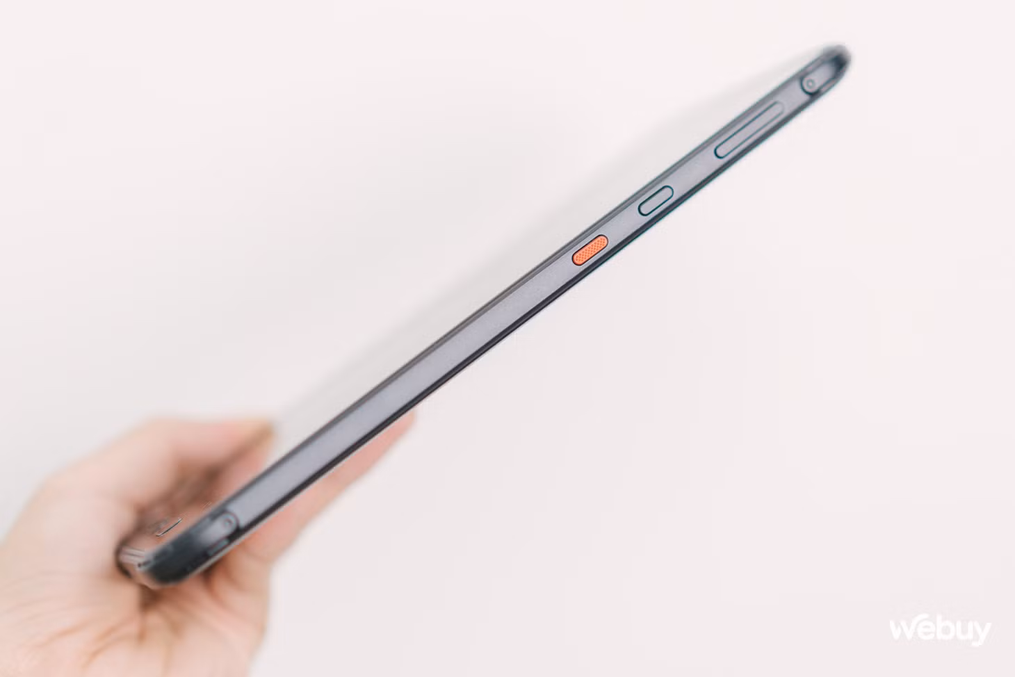 Bên cạnh nút nguồn và tăng giảm âm lượng, Galaxy Tab Active3 còn có một nút bấm riêng mà người dùng có thể gán với bất cứ tác vụ nào, cho phép truy cập nhanh chóng vào ứng dụng thường xuyên sử dụng.