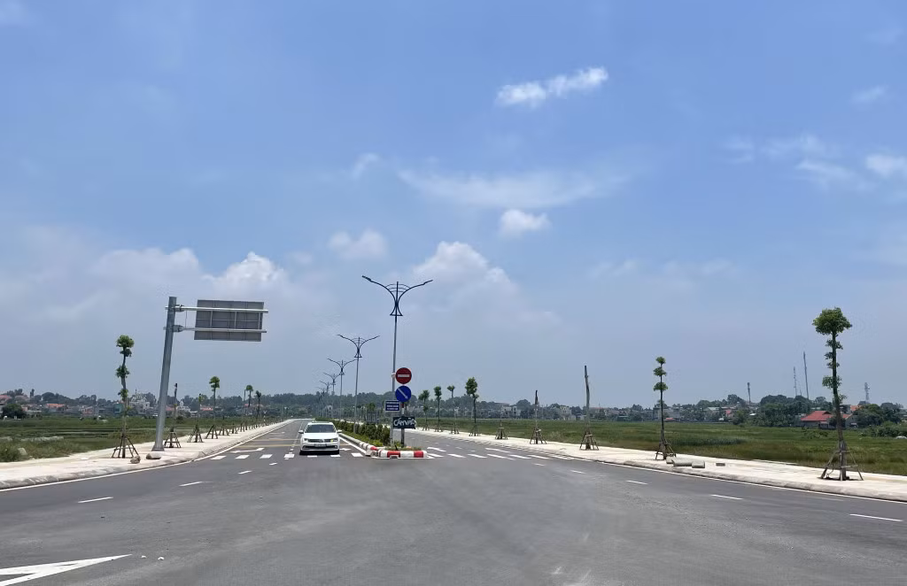 Đường nối tỉnh lộ 331B với tỉnh lộ 338 được đưa vào sử dụng đã đáp ứng nhu cầu đi lại của người dân.