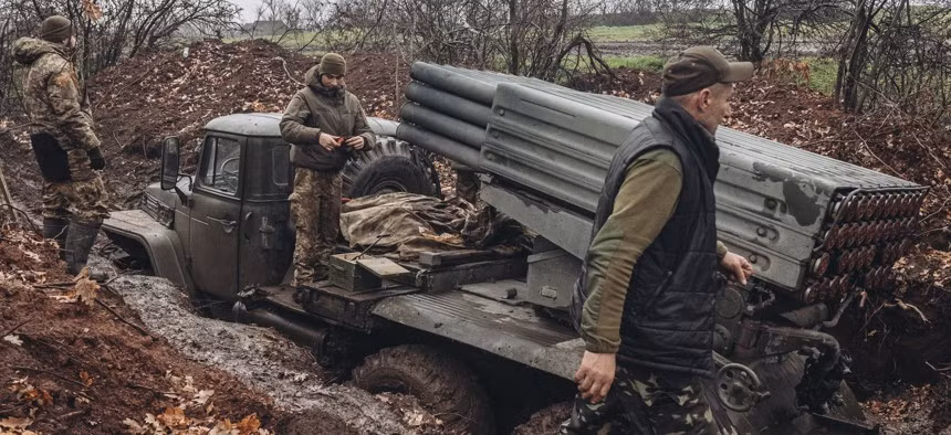 Các binh sĩ Ukraine nạp đạn cho bệ phóng tên lửa Grad ở Donetsk ngày 17/11. Ảnh: Getty Images