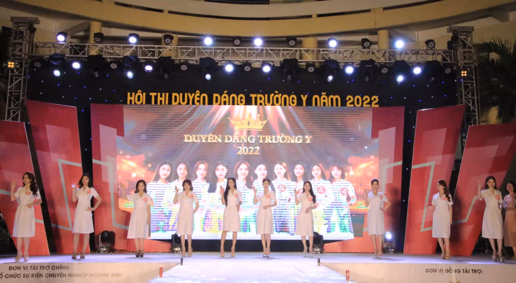 Các thí sinh năng động, trẻ trung trong phần thi trình diễn áo blouse.