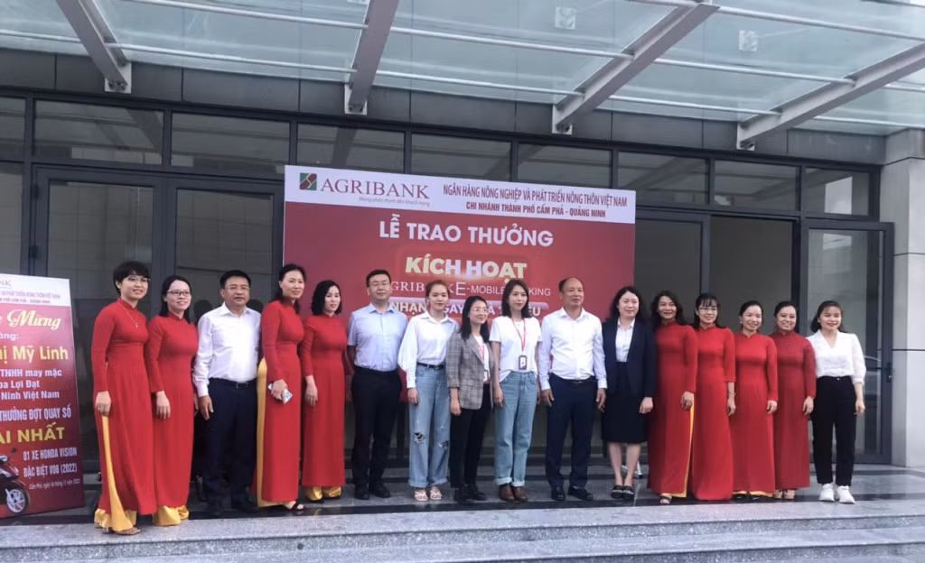 Lãnh đạo Agribank chi nhanh tỉnh Quảng Ninh chụp ảnh lưu niệm cùng lãnh đạo Công ty TNHH May mặc Hoa Lợi Đạt, TP Cẩm Phả.