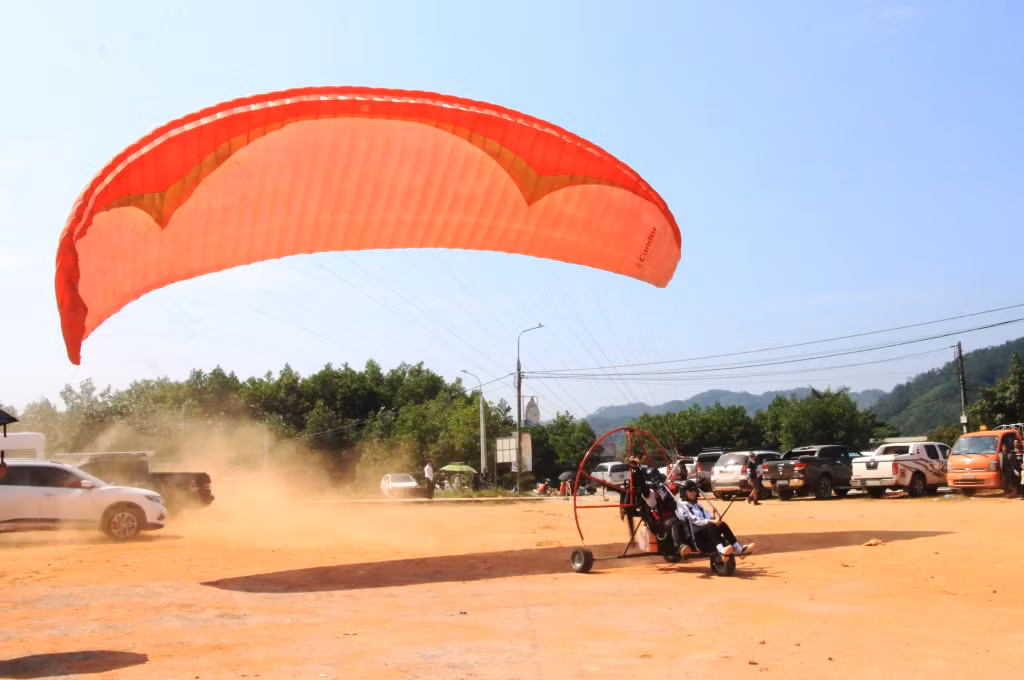 Tiếng động cơ vang lên, cánh quạt thổi mạnh và cánh dù được căng lên sẵn sàng cất cánh.