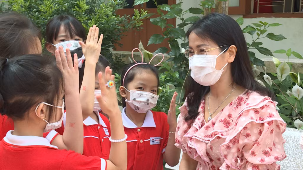 Cô giáo Nguyễn Thị Thu Thủy, Hiệu trưởng Trường Tiểu học Hạ Long (TP Hạ Long) luôn được học sinh yêu mến, kính trọng.